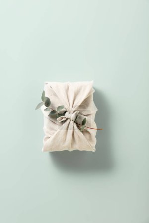 Téléchargez les photos : Emballage textile cadeau réutilisable écologique avec eucalyptus. Emballage cadeau durable. Zéro déchet - en image libre de droit