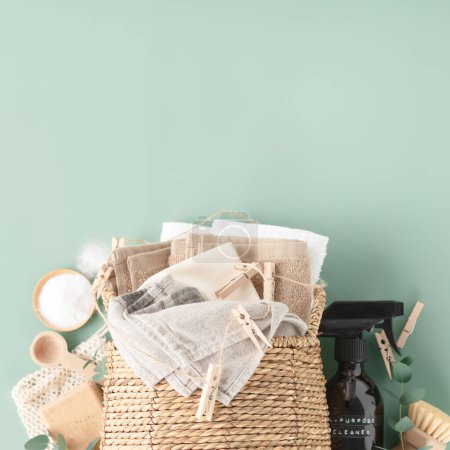 Foto de Cesta de mimbre de paja con tela de algodón natural e ingredientes DIY - jabón y bicarbonato de sodio, espacio para un texto - Imagen libre de derechos
