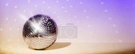 Téléchargez les photos : Boule disco sur fond violet et jaune. Plancher disco, fête, vie nocturne, concept de sortie. Bannière, espace de copie - en image libre de droit