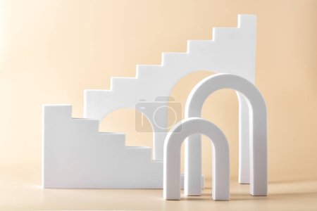 Téléchargez les photos : Fond abstrait avec différentes formes géométriques arches et escaliers sur fond beige pour la présentation du produit. Podium pour montrer les produits cosmétiques. - en image libre de droit