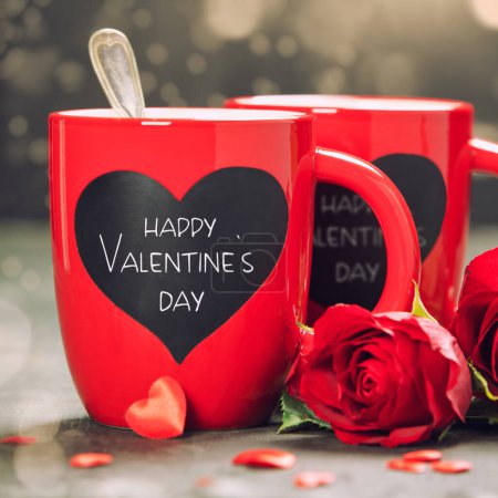 Foto de Concepto de San Valentín. Copas rojas y rosas sobre fondo de madera. Concepto de amor o San Valentín
. - Imagen libre de derechos