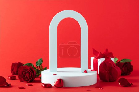 Téléchargez les photos : Abstract empty white podium, arch, hearts and rose flowers on red background. Mock up stand for product presentation. 3D Render. St valentines day promotion concept. - en image libre de droit