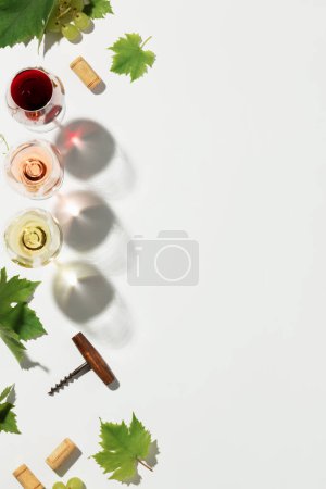Téléchargez les photos : Composition du vin sur fond blanc. Bar à vin, cave, concept de dégustation de vin. Photographie minimaliste à la mode. Espace de copie - en image libre de droit