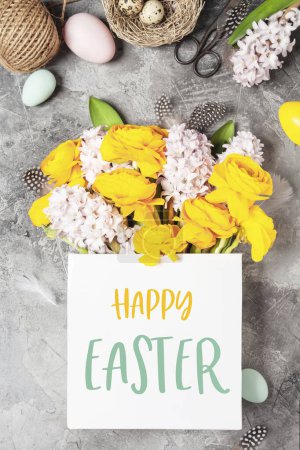 Foto de Hermosas flores de primavera y decoraciones de Pascua. Tarjeta de felicitación feliz Pascua - Imagen libre de derechos