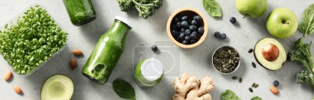Téléchargez les photos : Végétarien végétalien ingrédients sains et smoothie vert sur fond de pierre grise. Manger sainement, respectueux de l'environnement, zéro déchet concept bannière - en image libre de droit