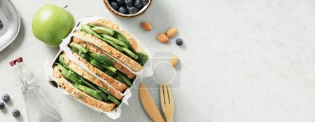 Téléchargez les photos : Healthy sandwich flat lay with space for your text. Vegan eating, eco friendly, zero waste concept copy space - en image libre de droit