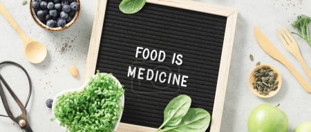 Foto de Food is medicine letter board quote flat lay. Healthy eating concept banner - Imagen libre de derechos
