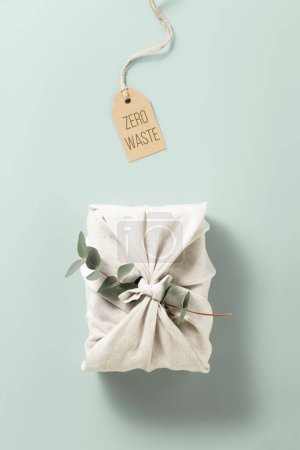 Téléchargez les photos : Emballage textile cadeau réutilisable écologique avec eucalyptus. Emballage cadeau durable. Zéro déchet - en image libre de droit