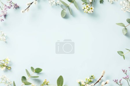 Téléchargez les photos : Printemps cadre fleur sur fond bleu copie espace plat lay mock up. Concept de salutation - en image libre de droit