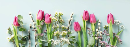 Téléchargez les photos : Bouquet of pink tulips flowers, eucalyptus, spring willow on pastel blue background. Valentines Day, Easter, Birthday, Happy Womens Day, Mothers Day - en image libre de droit