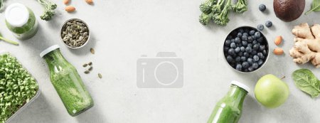 Vegetariano ingredientes saludables veganos y batido verde sobre fondo de piedra gris. Comer sano, respetuoso del medio ambiente, cero espacio de copia concepto de residuos