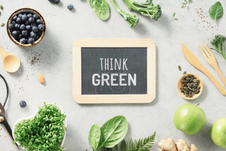 Téléchargez les photos : Végétarien végétalien ingrédients sains et pensez tableau de craie verte sur fond de pierre grise. Alimentation saine, respectueux de l'environnement, concept zéro déchet - en image libre de droit