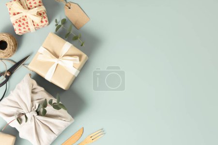 Téléchargez les photos : Emballage textile cadeau réutilisable écologique avec eucalyptus. Emballage cadeau durable. Espace de copie zéro déchet - en image libre de droit