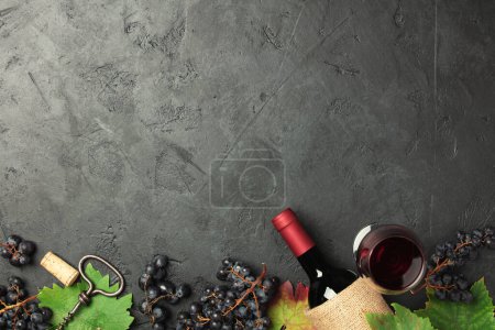 Wein mit Trauben, Blättern und Korken auf dunklem Hintergrund, Kopierraum, flache Lage