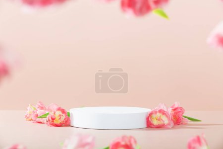 Abstraktes, leeres weißes Schaumkreispodest auf rosa Hintergrund. Mock up steht für Produktpräsentation. 3D Render. Minimales Konzept. Werbevorlage