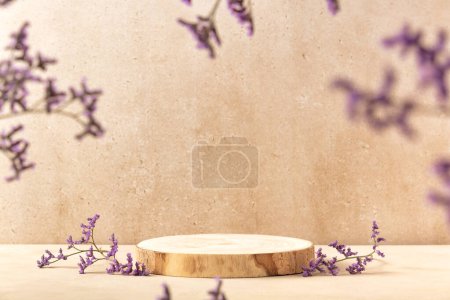 Téléchargez les photos : Podium rond vide en bois pour la présentation des produits, fleurs violettes sur fond beige. Matériaux naturels fond pour la publicité cosmétique avec vitrine en forme de cylindre. Concept de maquette. - en image libre de droit