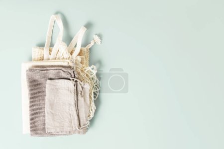 Foto de Set de bolsas eco de algodón reutilizables. consumo responsable, respetuoso del medio ambiente concepto plano laico espacio de copia - Imagen libre de derechos