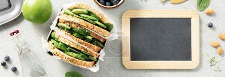 Téléchargez les photos : Panneau de craie vide et plat sandwich sain. Vegan manger, respectueux de l'environnement, zéro déchet concept copier l'espace - en image libre de droit