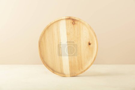 Téléchargez les photos : Vue de face de la plaque en bois sur fond beige maquette, espace vide pour menu ou design - en image libre de droit