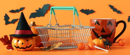 Foto de Spooky composición de Halloween hecha de cesta de la compra y decoraciones de Halloween, venta. Concepto mínimo de vacaciones. Banner - Imagen libre de derechos