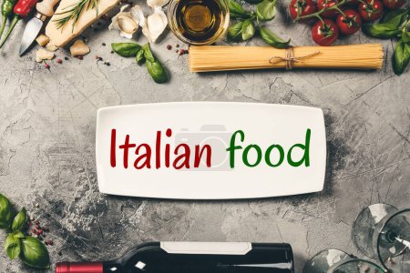 Foto de Vista superior de los ingredientes tradicionales de la comida italiana. Comida y vino italianos - Imagen libre de derechos