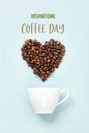 Téléchargez les photos : Coupe blanche et grains de café sur fond bleu, concept de journée internationale du café - en image libre de droit