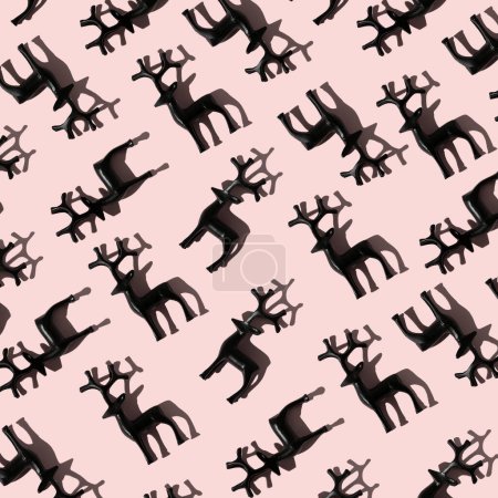 Foto de Patrón de ciervos negros sobre fondo rosa, concepto minimalista de Navidad - Imagen libre de derechos