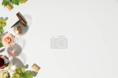 Weinkomposition auf weißem Hintergrund. Weinbar, Weingut, Degustationskonzept. Minimalistische Trendfotografie. Kopierraum