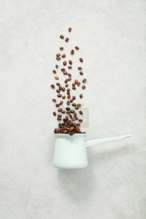 Foto de Café turco y granos de café sobre fondo de hormigón plano laico - Imagen libre de derechos