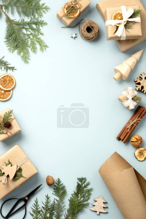 Foto de Marco de Navidad y Año Nuevo maqueta con cajas de regalo y decoraciones, respetuoso del medio ambiente moda cero residuos embalaje, concepto de humor de vacaciones, hacer regalos - Imagen libre de derechos