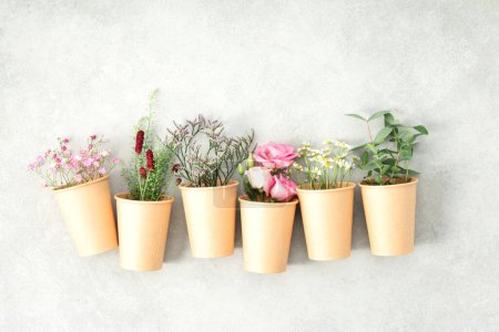Téléchargez les photos : Tasses en papier avec fleurs de printemps, concept zéro déchet, bannière plate - en image libre de droit