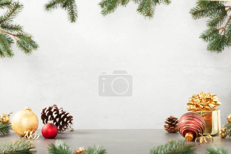 Téléchargez les photos : Décorations de Noël sur fond gris copie espace bannière - en image libre de droit