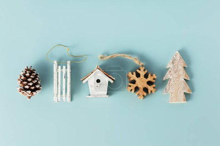 Foto de Decoraciones de madera de Navidad sobre fondo azul,, eco amigable moda cero residuos de embalaje, concepto de estado de ánimo de vacaciones retro, haciendo regalos, pancarta - Imagen libre de derechos