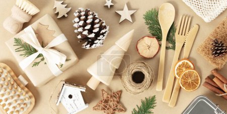 Foto de Decoraciones de Navidad de madera sobre fondo beige,, eco amigable moda cero residuos de embalaje, concepto de humor de vacaciones retro, haciendo regalos, pancarta - Imagen libre de derechos