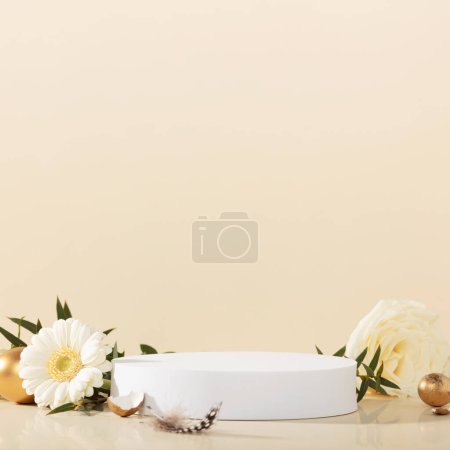 Téléchargez les photos : Concept de fond de Pâques. podium rond vide, oeufs d'or de Pâques avec des fleurs de printemps sur un fond jaune - en image libre de droit