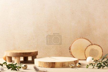 Foto de Concepto de Pascua. Vaciar podios redondos de madera, huevos de codorniz con ramas de eucalipto verde sobre un fondo beige - Imagen libre de derechos