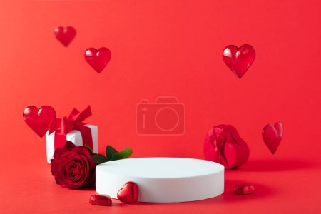 Téléchargez les photos : Abstract empty white podium, hearts and rose flowers on red background. Mock up stand for product presentation. 3D Render. St valentines day promotion concept. - en image libre de droit