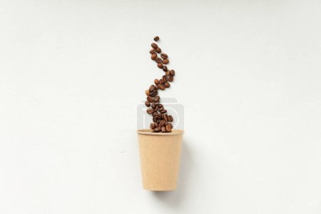 Téléchargez les photos : Grains de café artistiquement disposés sur une tasse - en image libre de droit