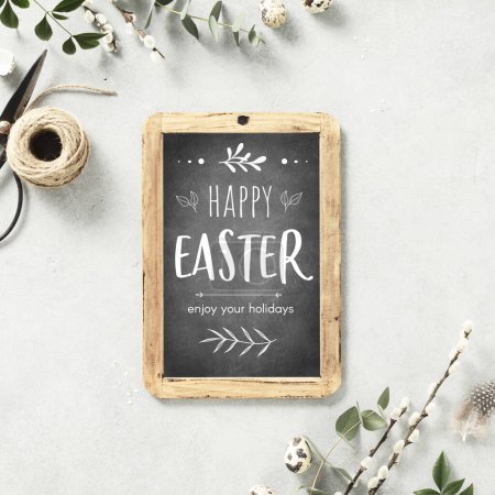 Téléchargez les photos : Un tableau rustique avec message joyeux de Pâques entouré de décorations printanières - en image libre de droit