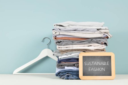 Schwarze Kreidetafel mit umweltfreundlichem Motivationszitat auf blauem Hintergrund. Null Verschwendung nachhaltigen Lebensstils. Kunststofffreies Konzept.