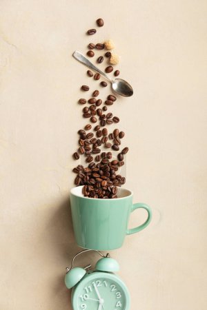 Foto de Granos de café que fluyen a través de un reloj despertador de menta, sugiriendo tiempo para el café. - Imagen libre de derechos