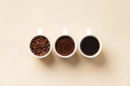 Foto de Exhibición secuencial de granos de café, molidos y café elaborado en tazas blancas. - Imagen libre de derechos