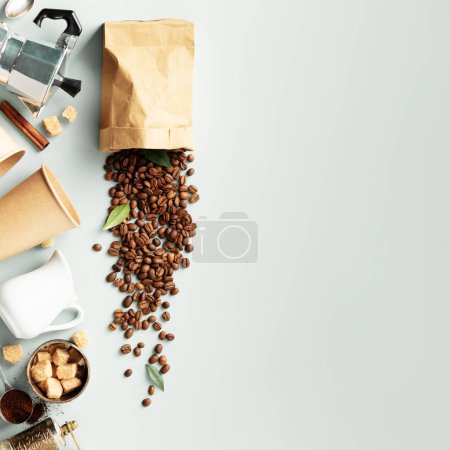 Foto de Redacción plana de café haciendo lo esencial sobre un fondo azul pastel, con copyspace - Imagen libre de derechos