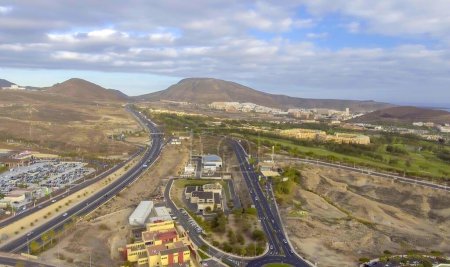 Foto de Vista aérea de Coasta Adeje en Tenerife. Montañas y campo - Imagen libre de derechos