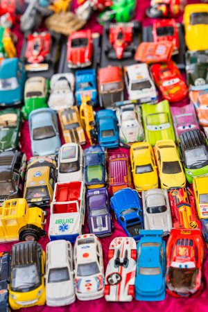 Téléchargez les photos : Madrid, Espagne - 30 octobre 2022 : Collection de voitures miniatures colorées vintage le long d'un marché aux puces de rue. - en image libre de droit