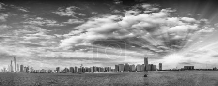 Photo pour Abu Dhabi, Émirats arabes unis. Vue panoramique sur le paysage urbain au coucher du soleil du point de vue de Marina
. - image libre de droit