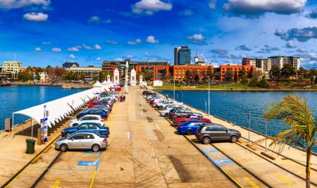 Téléchargez les photos : Geelong, Australie - 8 septembre 2018 : Cunningham Pier et parking par une belle journée ensoleillée, vue panoramique. - en image libre de droit