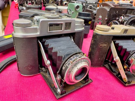 Téléchargez les photos : Madrid, Espagne - 30 octobre 2022 : Collection de caméras vintage le long d'un marché aux puces de rue. - en image libre de droit