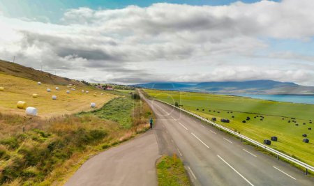 Foto de Vista aérea del ensilaje en rollo Haylage envuelto con películas plásticas en el campo, Islandia - Imagen libre de derechos