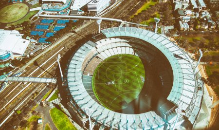 Foto de MELBOURNE, AUSTRALIA - 8 DE SEPTIEMBRE DE 2018: Ciudad aérea desde helicóptero. Estadio de fútbol australiano - Imagen libre de derechos